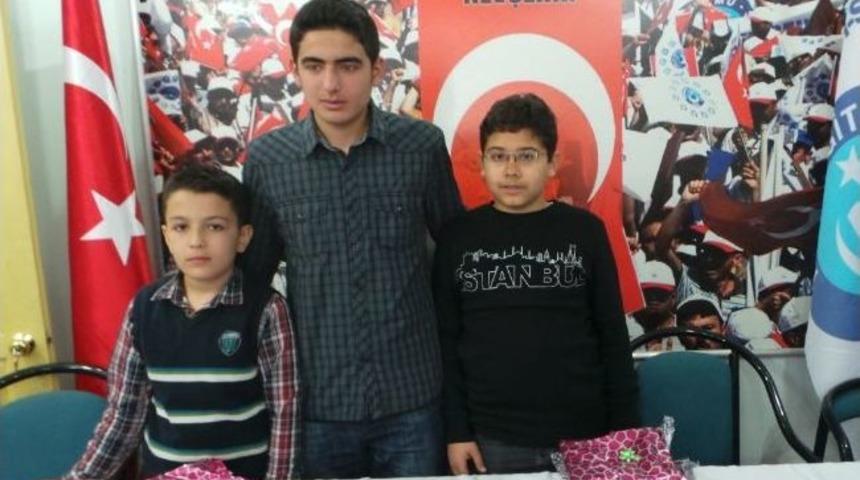 K&uuml;t&uuml;phaneden En &Ccedil;ok Kitap Okuyan &Ouml;ğrenciler &Ouml;d&uuml;llendirildi