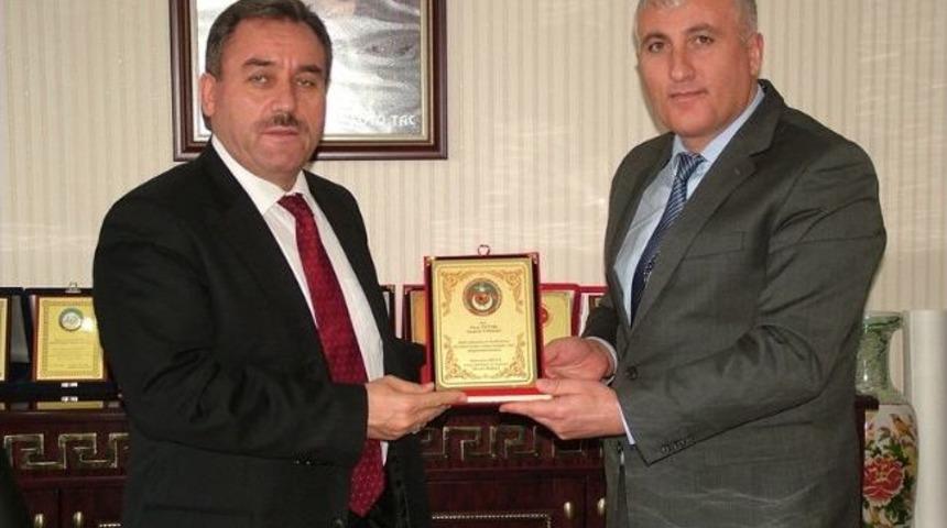 Vatan Şehitleri Ve Gazileri Derneği&rsquo;nden İl M&uuml;ft&uuml;s&uuml; &Ouml;zt&uuml;rk&rsquo;e Plaket