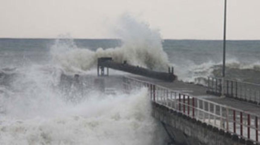 Fotoğraf &ccedil;ekerken dalgalar aldı