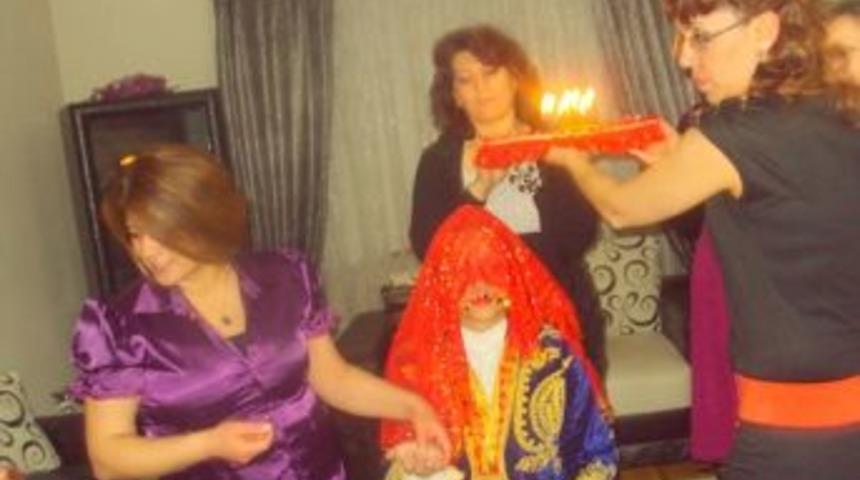 Caterine De Bartolo i&ccedil;in Kına Gecesi D&uuml;zenlendi