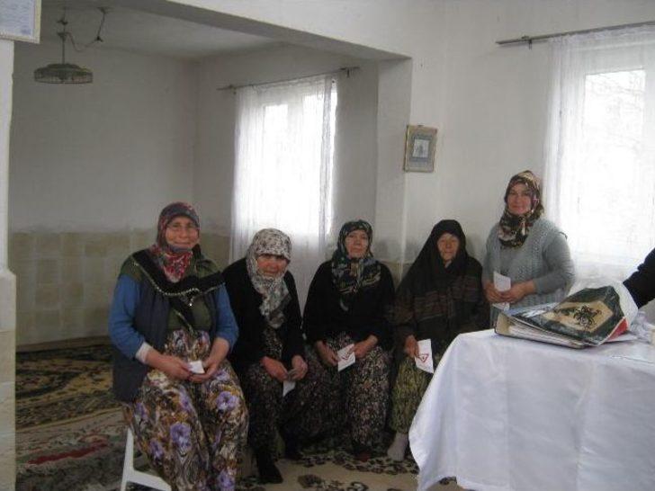 Lapseki'de Köylülere Kene Kartı Dağıtıldı G5