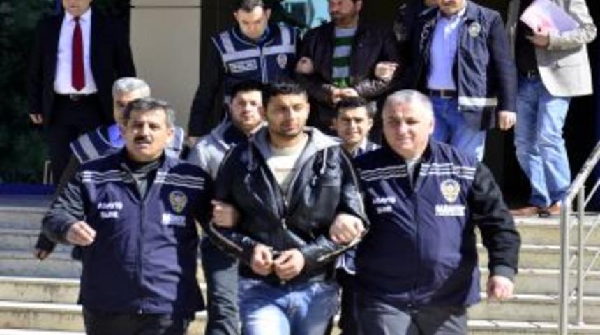 Bı&ccedil;aklı Kavgada Bir Kişi &Ouml;ld&uuml;, Baba Ve 2 Oğlu G&ouml;zaltında