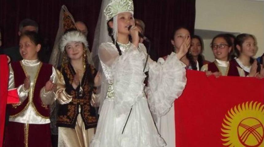 Kırgız &Ouml;ğrencilerden T&uuml;rk&ccedil;e Ş&ouml;leni