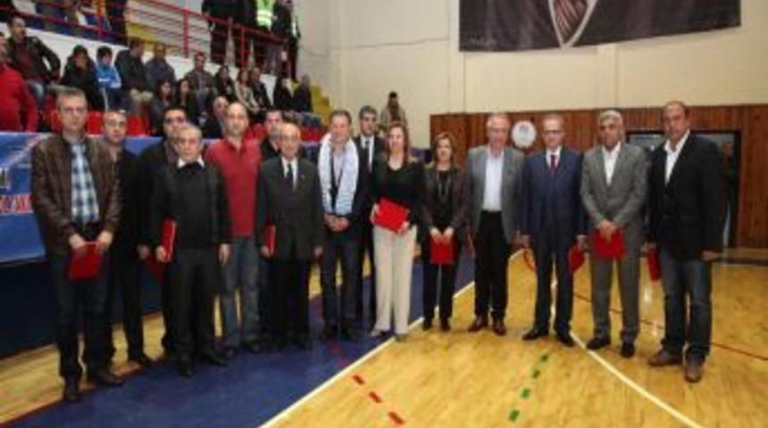 Homend&rsquo;e Emeği Ge&ccedil;enlere Plaket