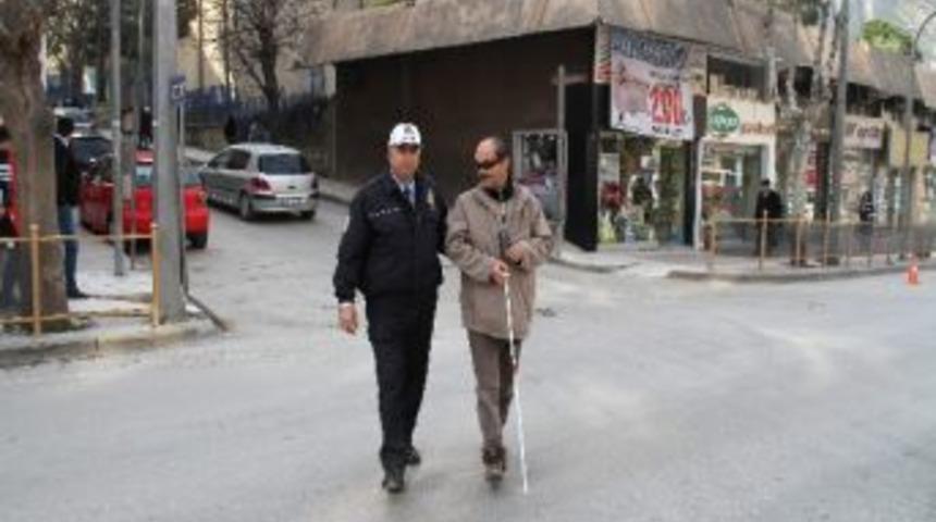 Polisten &Ouml;rnek Davranış