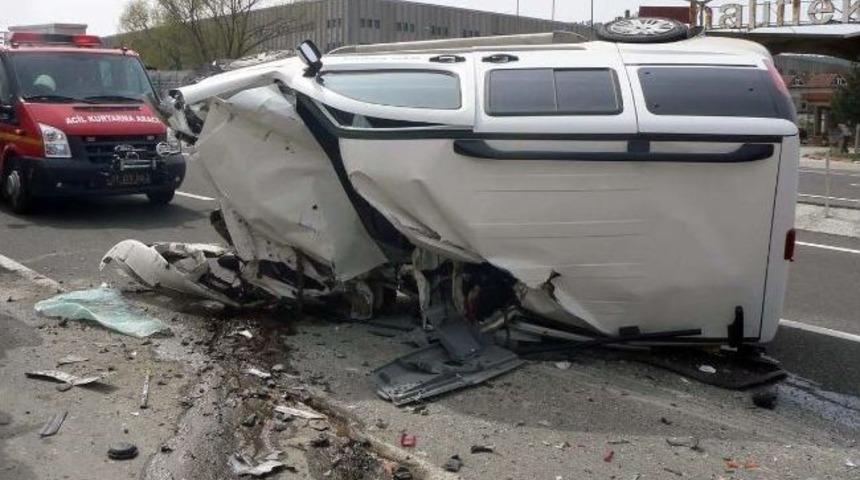 Boz&uuml;y&uuml;k'te Kamyonla Kamyonet &Ccedil;arpıştı: 1 &Ouml;l&uuml;