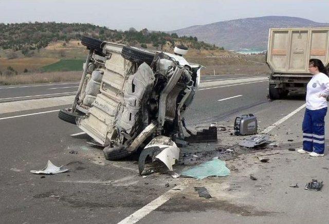 Bozüyük'te Kamyonla Kamyonet Çarpıştı: 1 Ölü