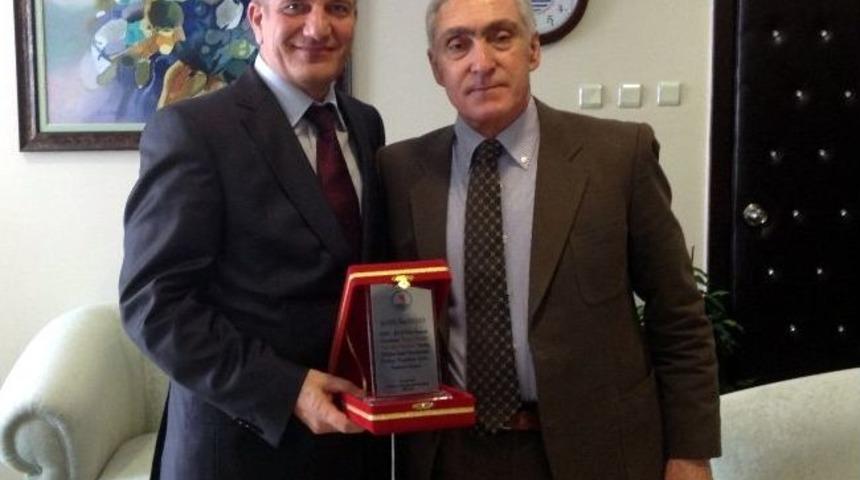 Dekan Şahinoğlu&rsquo;ndan Hadyek &Uuml;yelerine Plaket