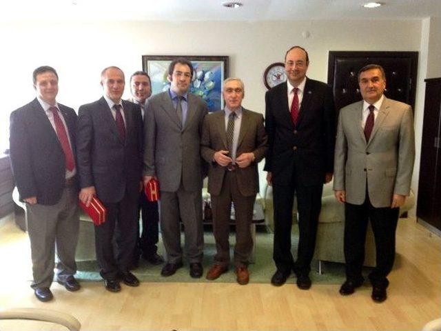 Dekan Şahinoğlu&rsquo;ndan Hadyek &Uuml;yelerine Plaket 1