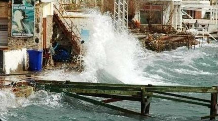 Fırtına Ege&rsquo;yi Etkisi Altına Almaya Başladı