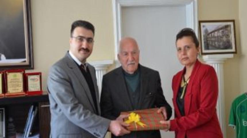 60 Yıllık K&uuml;t&uuml;phane &Uuml;yesi Yaşlıya Hediye Verildi