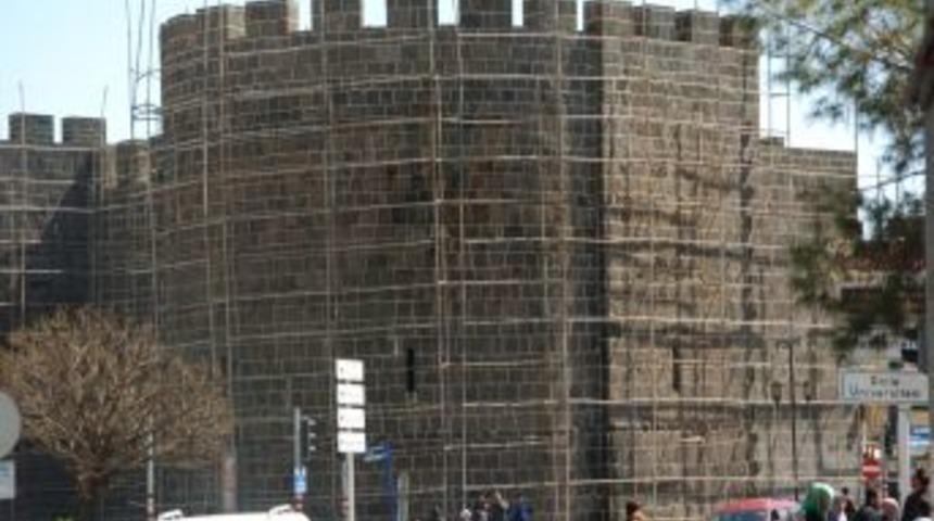 Bin Yıllık Mervani Mescidi&rsquo;nin Sergi Salonuna D&ouml;n&uuml;şt&uuml;r&uuml;lmesine Halk Tepkili
