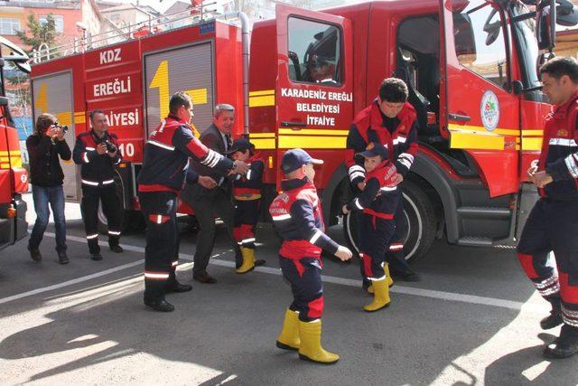 İtfaiyeci Kıyafeti Giyen Minikler Yangın Söndürme Tatbikatı Yaptı