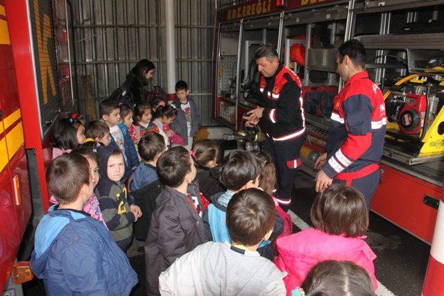 İtfaiyeci Kıyafeti Giyen Minikler Yangın Söndürme Tatbikatı Yaptı