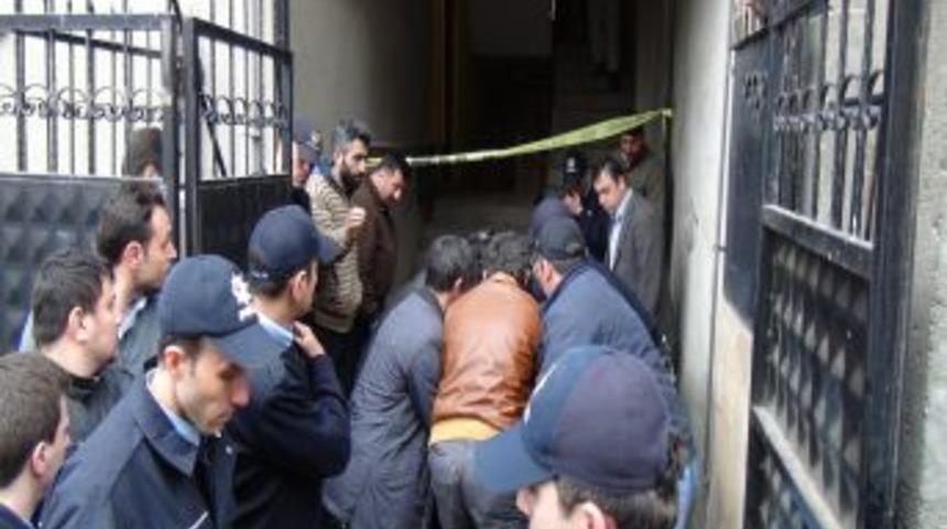 Oğlunu Baltayla &Ouml;ld&uuml;rd&uuml;