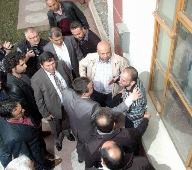 Manisa Valiliği Önünde Başına Silah Dayadı 1