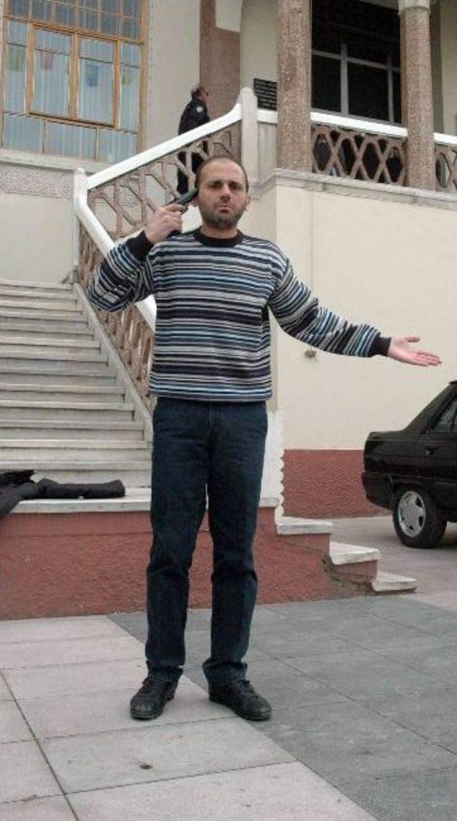 Manisa Valiliği &Ouml;n&uuml;nde Başına Silah Dayadı 3