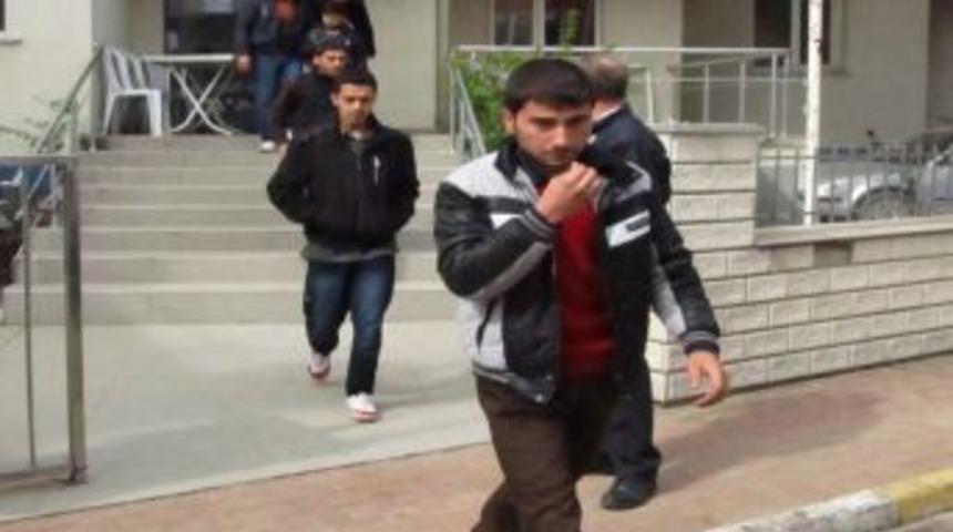 Edremit'te Yakalanan Ka&ccedil;aklar Adliye Sevk Edildi