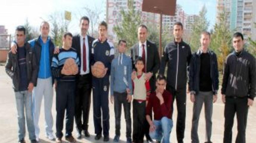 Gen&ccedil;lik Hizmetleri M&uuml;d&uuml;r&uuml; Umut, Down Sedromlu &Ccedil;ocukları Ziyaret Etti