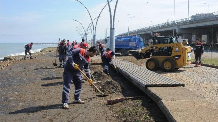 Trabzon&rsquo;da Şiddetli Dalgaların Sahildeki İzleri Siliniyor