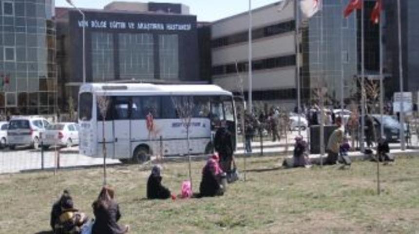 Hastane Bah&ccedil;esinde G&uuml;neş Keyfi