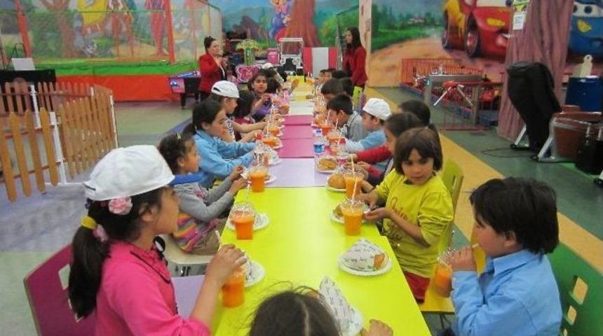&Ouml;ks&uuml;z Ve Yetim &Ccedil;ocuklar Oyun Alanlarında Eğlendi
