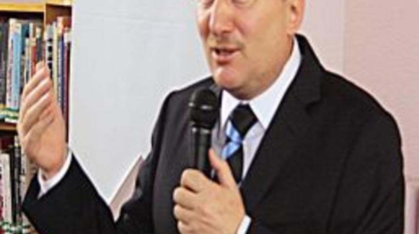 'K&uuml;t&uuml;phanenin Duvarlarında Niye Bizim D&uuml;ş&uuml;n&uuml;rlerimizin S&ouml;z&uuml; Yok?'