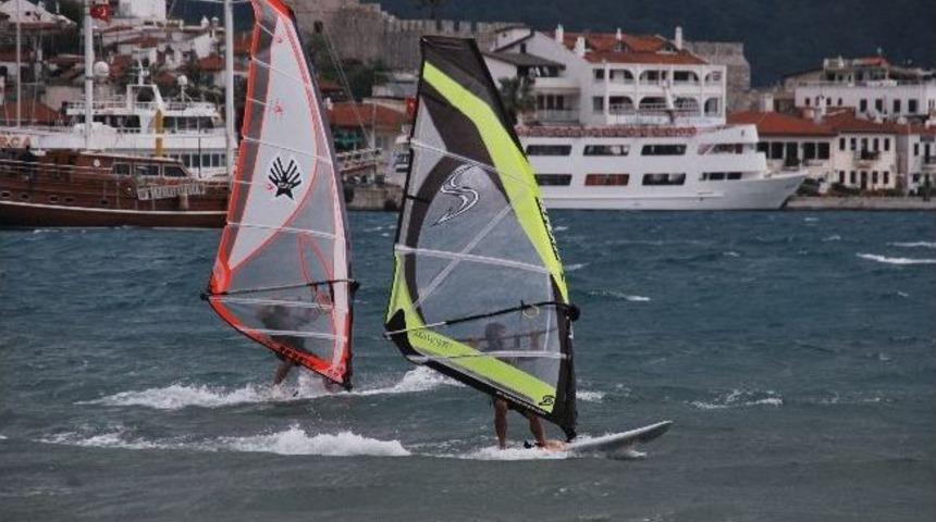 Fırtınayı Şova &Ccedil;evirdiler