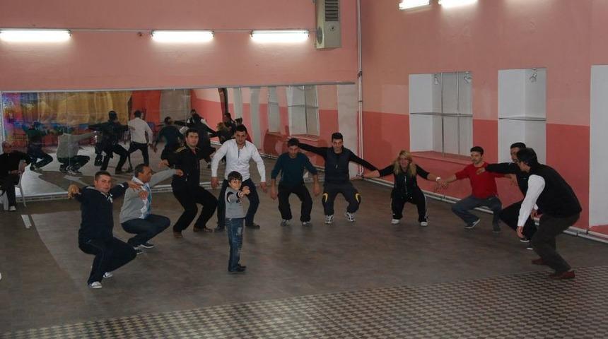 Sındırgı'da Halk Oyunları Kursu B&uuml;y&uuml;k Ilgi G&ouml;r&uuml;yor