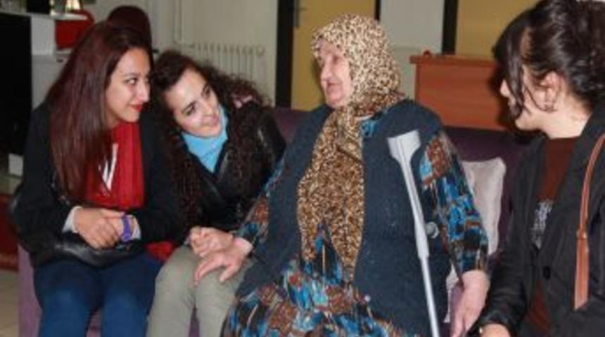 Gen&ccedil;ler Yaşlılardan Hayat Hikayelerini Dinledi