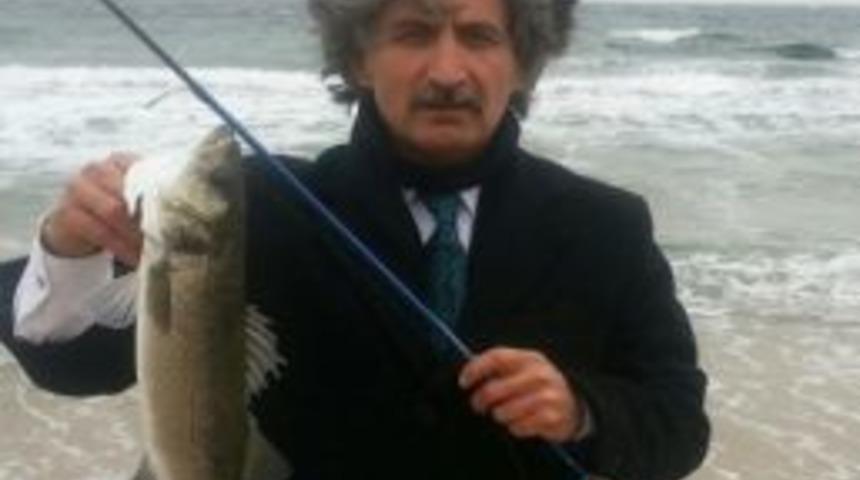 Kaymakamdan Takım Elbiseyle Levrek Avı