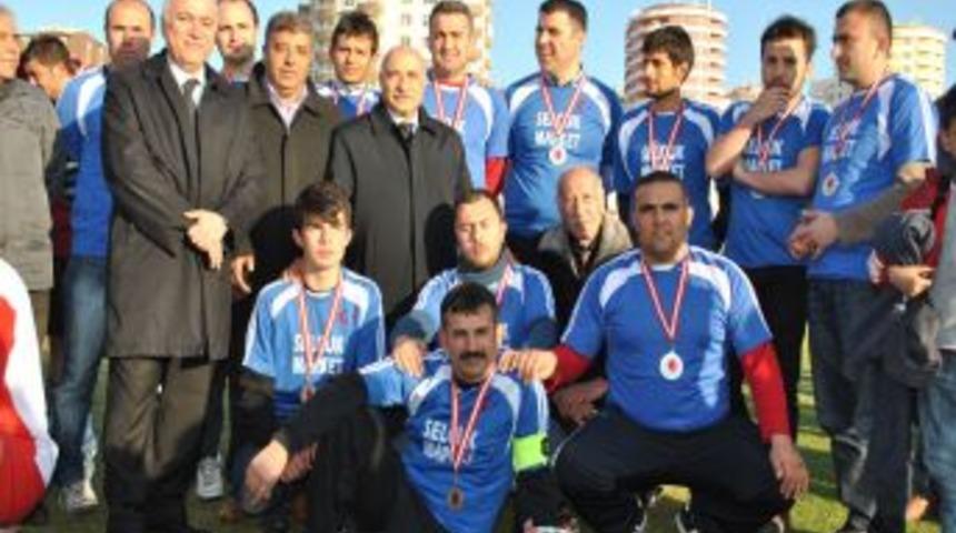 Milletvekili Tamer, Derneklerarası Futbol Turnuvası'nın Kupasını Verdi