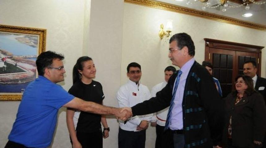 Vali G&uuml;ven&ccedil; Milli Bilek G&uuml;reş&ccedil;ilerini Kabul Etti