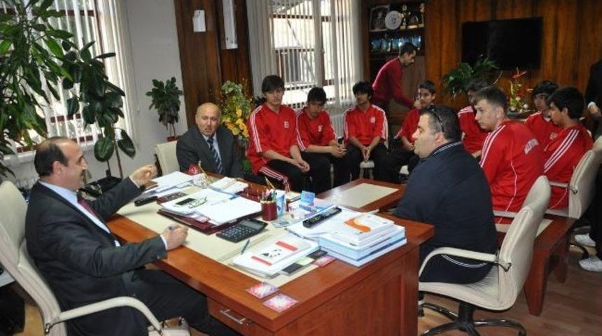 Malatya Basketbol Takımı, İl M&uuml;d&uuml;r&uuml; Fındıklı&rsquo;yı Ziyaret Etti