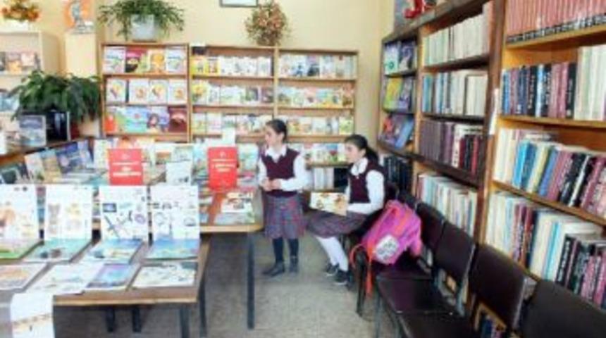 Koyulhisar&rsquo;da A&ccedil;ılan Kitap Sergisi Yoğun İlgi G&ouml;r&uuml;yor