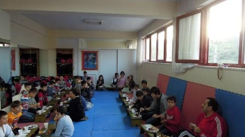 K&uuml;&ccedil;&uuml;k Karateciler Velileriyle İdman Yaptı