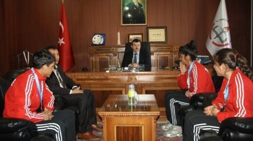 Şampiyon &Ouml;ğrencilerden M&uuml;d&uuml;r Başak&rsquo;a Ziyaret