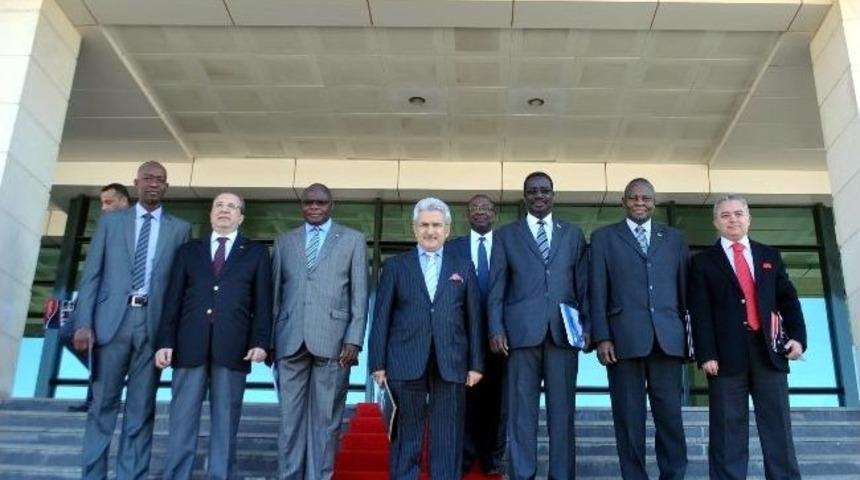 Rekt&ouml;r &Ouml;zdemir, Afrikalılara Hasan Kalyoncu &Uuml;niversitesini Tanıttı