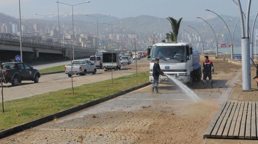 Dalgaların Vurduğu Sahil Temizledi