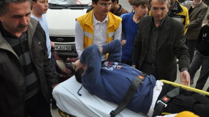 Minib&uuml;s&uuml;n &Ccedil;arptığı Motosikletli Gen&ccedil; Yaralandı