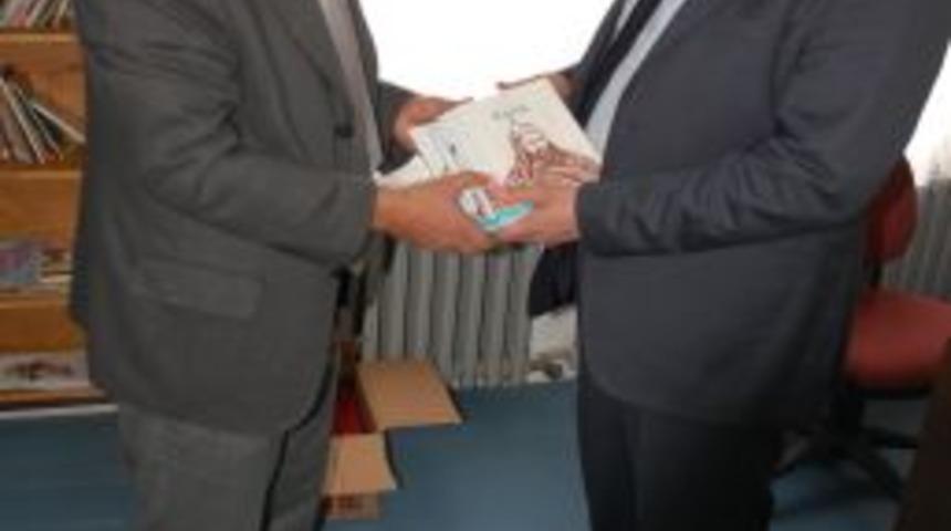 MHP'li Gubaş, K&uuml;t&uuml;phane Haftası'nda Kitap Bağışında Bulundu