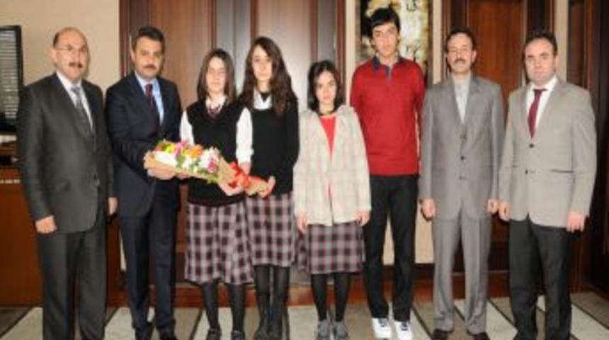 Liderlik Kul&uuml;b&uuml; &Ouml;ğrencileri, Başkan K&uuml;lc&uuml;'y&uuml; &Ouml;rnek Siyaset&ccedil;i Se&ccedil;ti