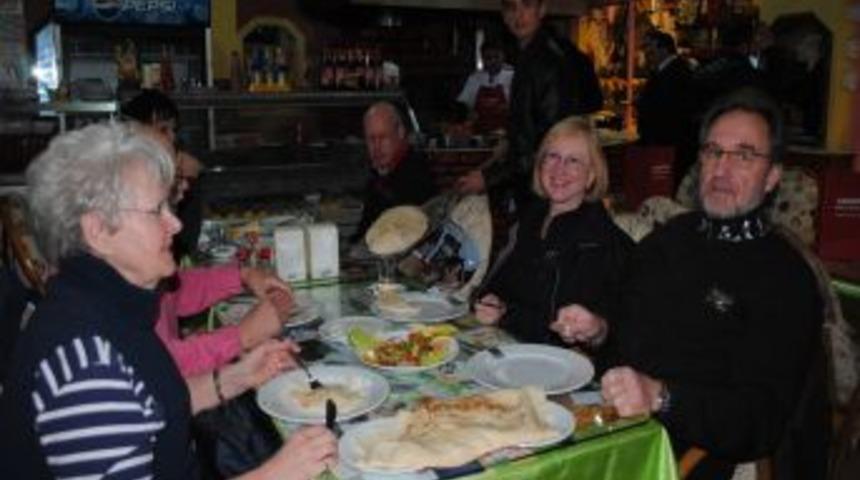 Yerleşik İngilizler Dostluk Yemeğinde Bir Araya Geldi