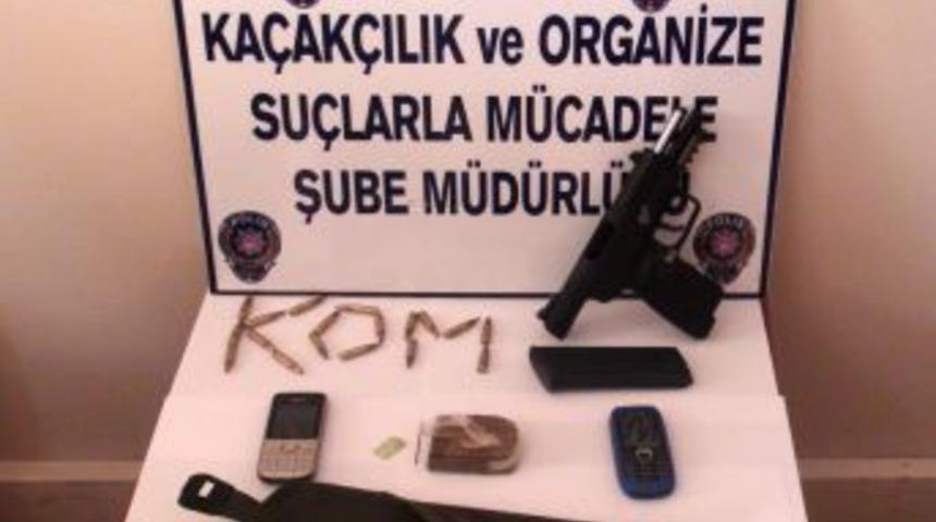 Alman Plakalı Ara&ccedil;ta Silah Ve Uyuşturucu Ele Ge&ccedil;irildi