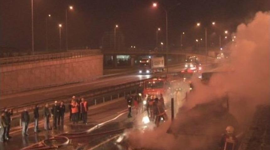 TEM&rsquo;de kamyon yangını trafiği kilitledi
