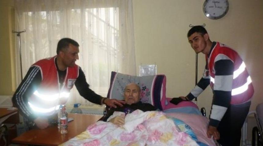 Kızılay Urla Şubesi Yaşlıları Ziyaret Etti