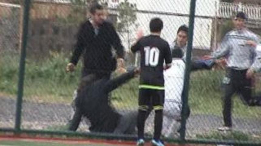 Saha karıştı tekmeler havada u&ccedil;uştu