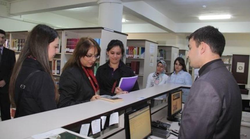 Ne&uuml; Rekt&ouml;r&uuml; Prof. Dr. Kılı&ccedil;, K&uuml;t&uuml;phane &Ccedil;alışanlarının Haftalarını Kutladı