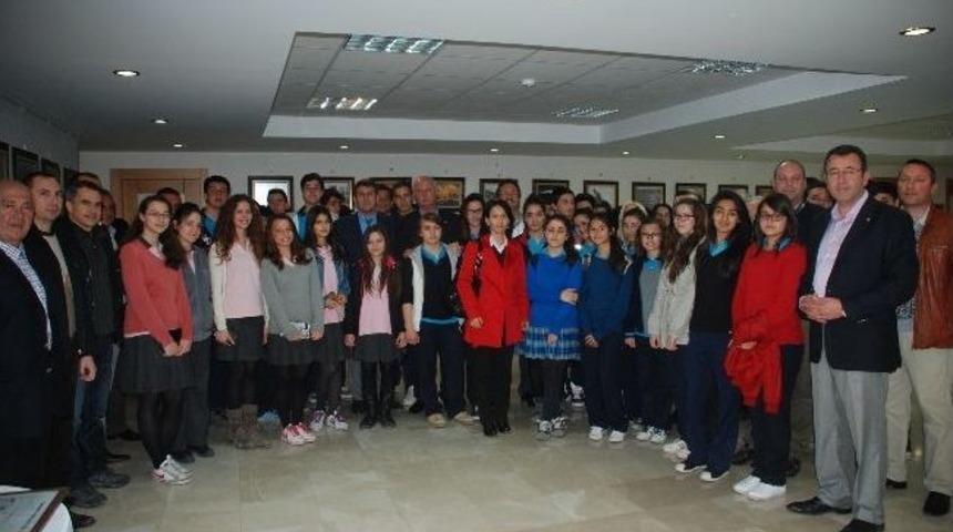 D&uuml;nden Bug&uuml;ne Şehitlerimiz Sergisine &Ouml;ğrenci İlgisi