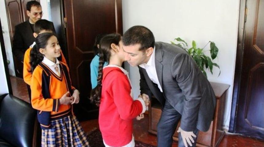 &Ouml;ğrenciler Okulları İ&ccedil;in Belediye Başkanından Destek İstediler